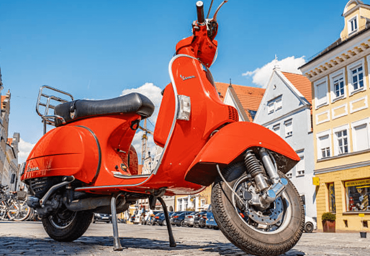 Raudona sena vespa